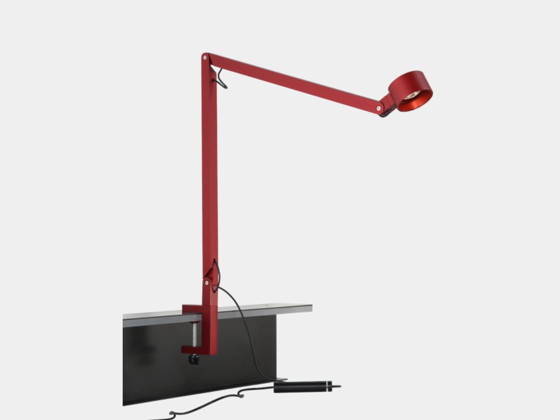Красный настольный светильник на струбцине, боковой вид