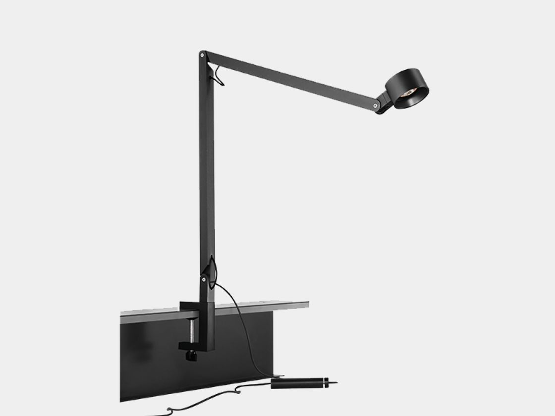 Черный настольный светильник на струбцине, боковой вид