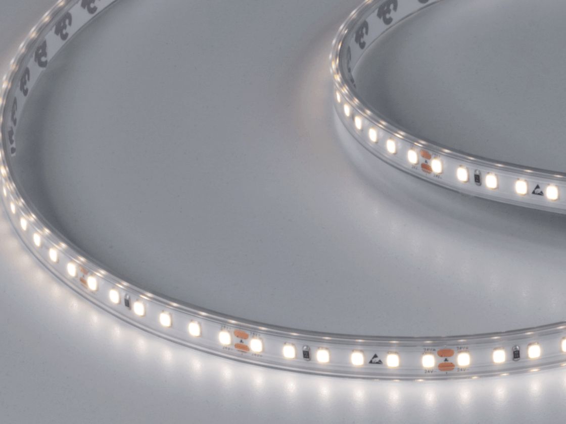 Лента включена, нейтральный белый свет на поверхности