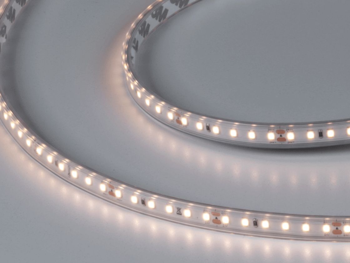 Лента с включенными светодиодами, теплый белый свет