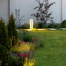 Напольный уличный светильник на газоне, тёплая подсветка