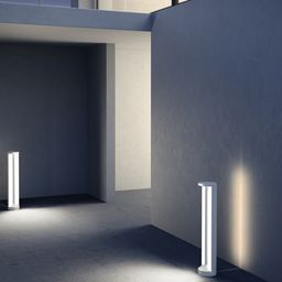 Два напольных светильника у стены, световые пятна