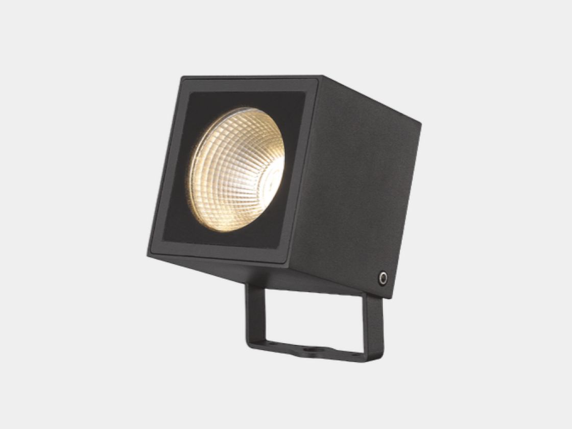 Грунтовый светильник темно-серый, вид спереди под углом