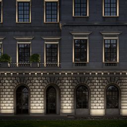 Настенные уличные светильники на фасаде здания ночью