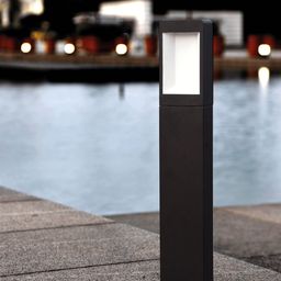Уличный напольный светильник темно-серый, установлен на дорожке