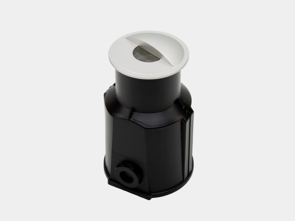 Встраиваемый грунтовый светильник серебристая рамка, вид сбоку