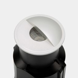 Грунтовый светильник с козырьком, вид сверху под углом