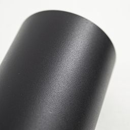 Фактура черного корпуса спота, крупный план