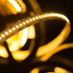 Тёплое свечение светодиодной ленты на катушке