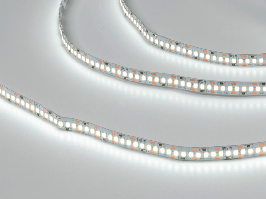 Светодиодная лента 12В в работе, холодный белый свет