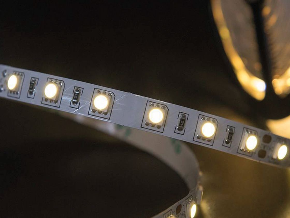 Включенная светодиодная лента нейтрального белого свечения крупно