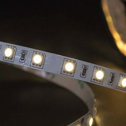 Включенная светодиодная лента нейтрального белого свечения крупно