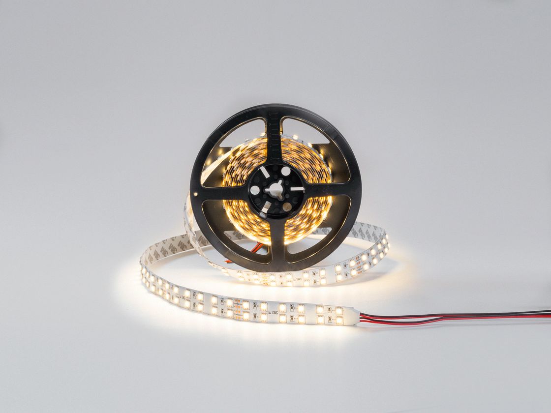 Катушка светодиодной ленты SMD5050 теплый белый, включена