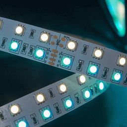 Лента SMD5050 RGBW в работе, голубое свечение диодов