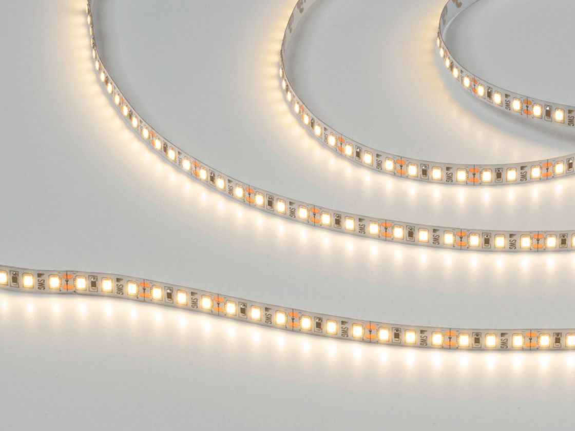 Светодиодная лента SMD2835 нейтральный белый, включенная, крупный план