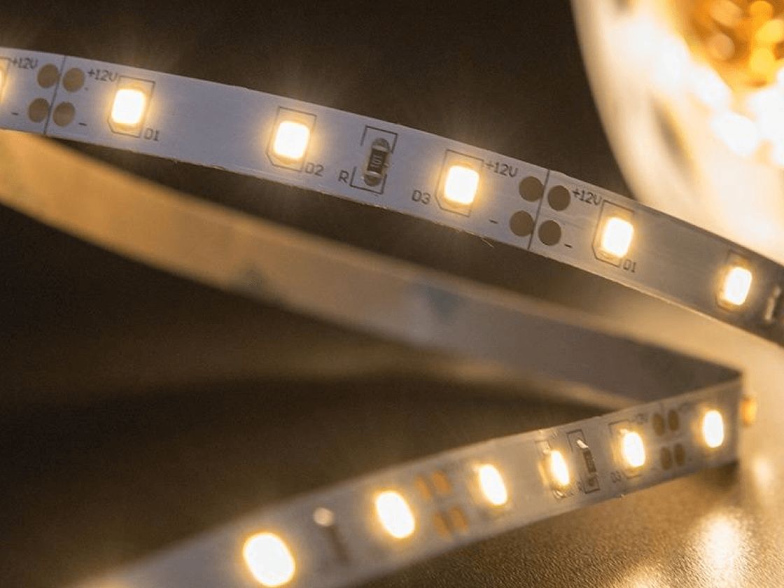 Лента 12В теплый белый свет, включенная крупным планом