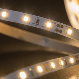 Лента 12В теплый белый свет, включенная крупным планом