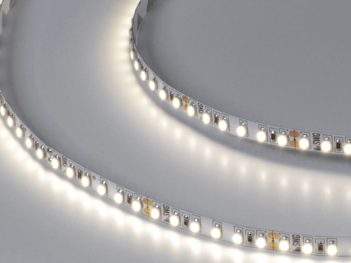 Светодиодная лента включена, нейтральное белое свечение