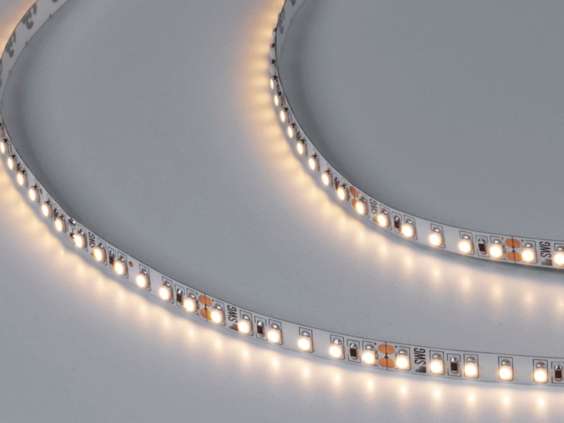 Светодиодная лента теплого свечения, включенная на поверхности