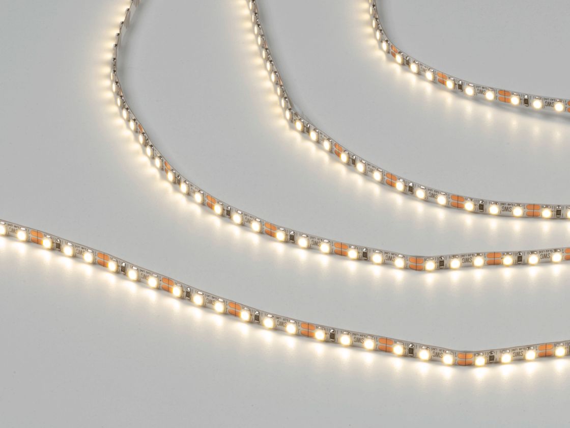 Светодиодная лента SMD3528 нейтральный белый, включенная, крупный план