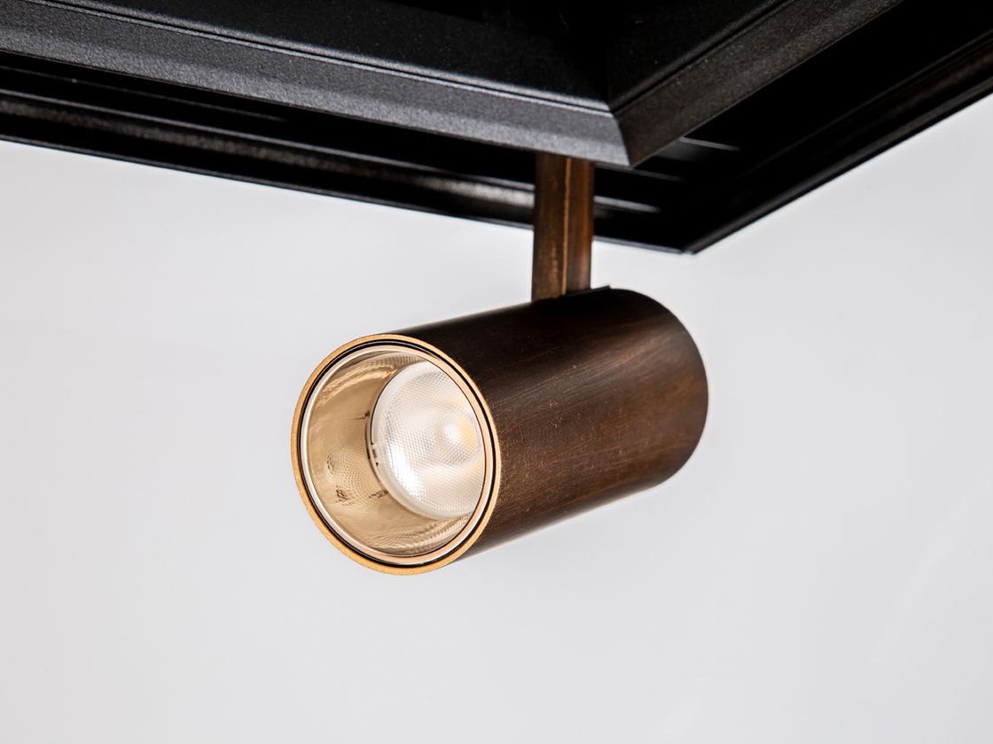 Трековый светильник латунь на треке, боковой ракурс