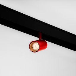 Красный светильник на треке, общий ракурс