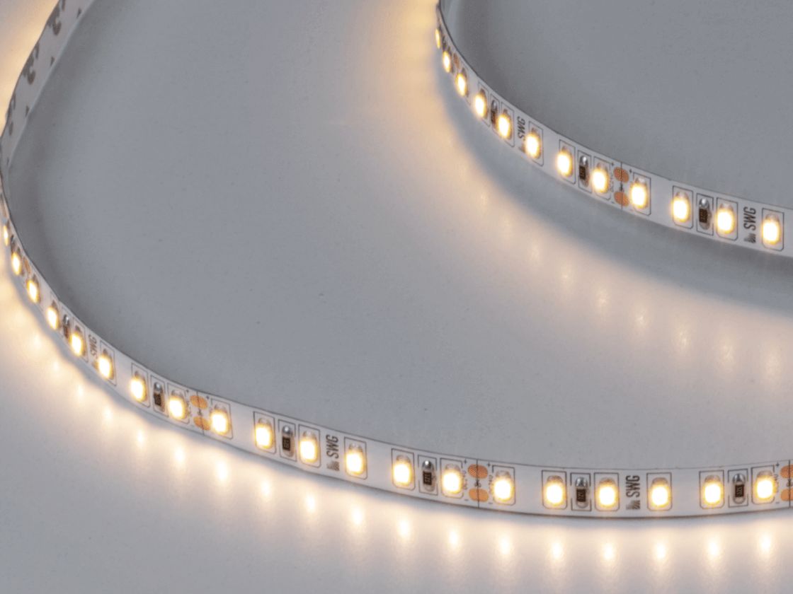 Светодиодная лента включена, теплое белое свечение